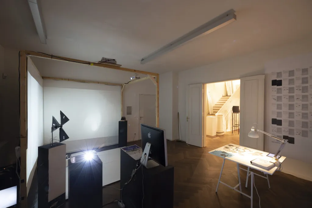 Foto des Installationsaufbaus im Ausstellungsraum